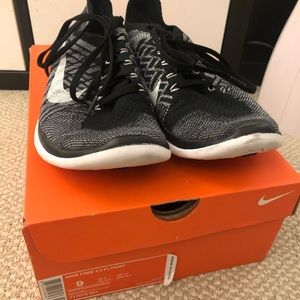 Nike free 4.0 flyknit black oreo